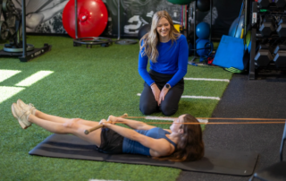 A female athlete doing core exercises on the ground.