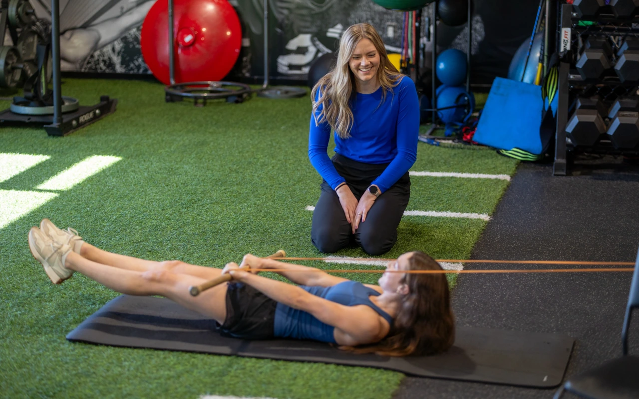 A female athlete doing core exercises on the ground.