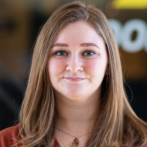 Julia Busch headshot