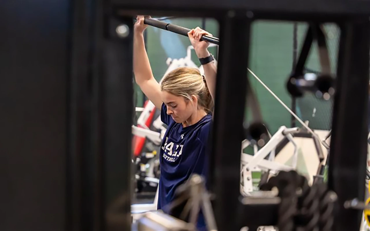 Alix Ungaretti using a squat rack.