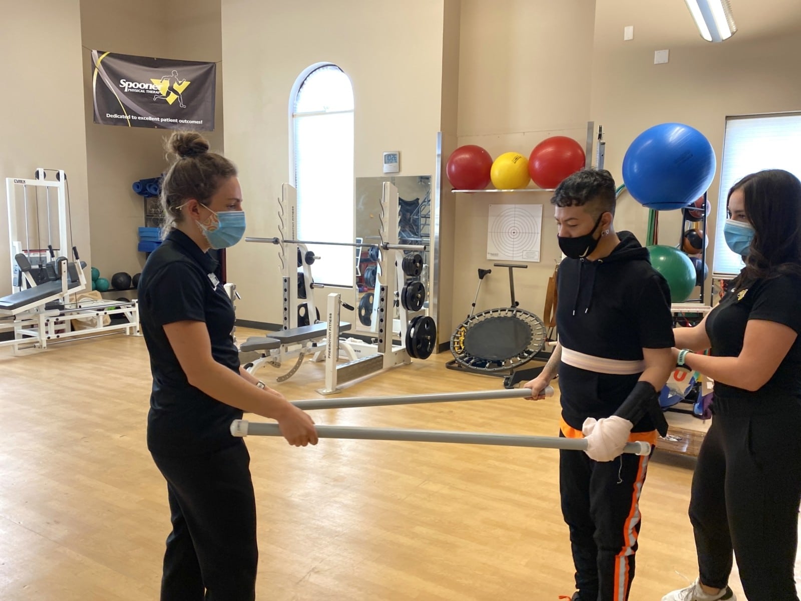 physical therapy tech helping a patient with exercises