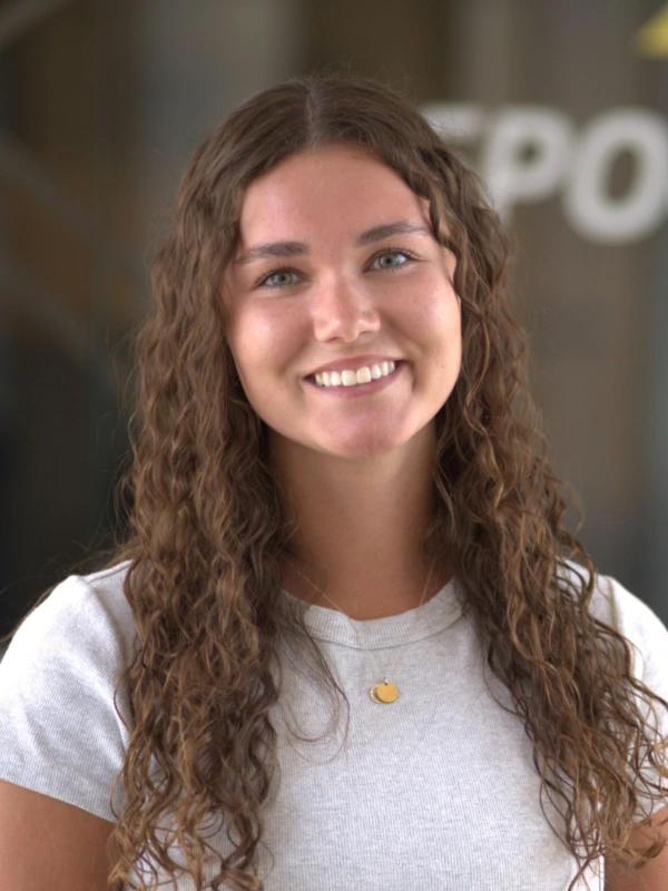 Kenni Hawkins 3×4 Kenni Hawkins headshot